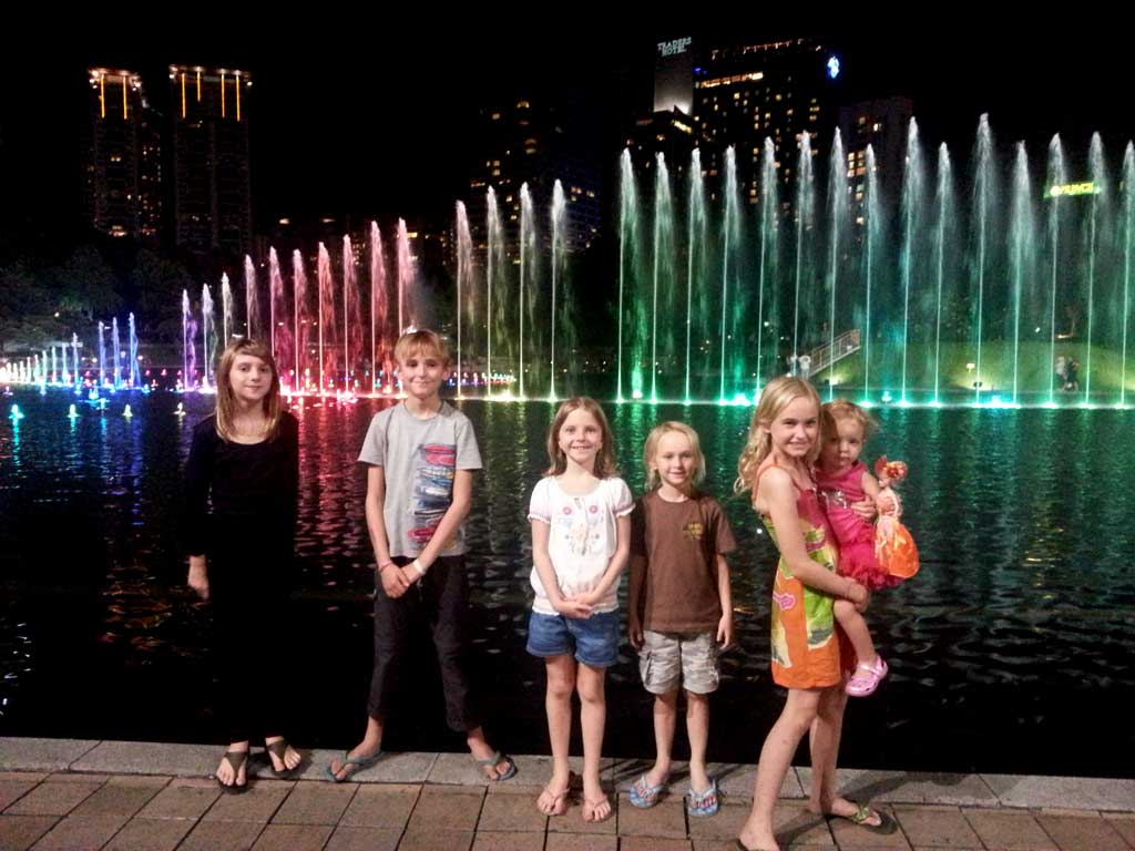 kl_fountain_kids